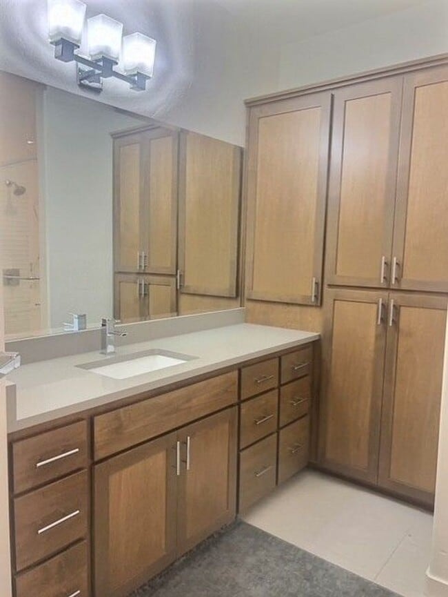 Building Photo - Beautiful 2/2 condo