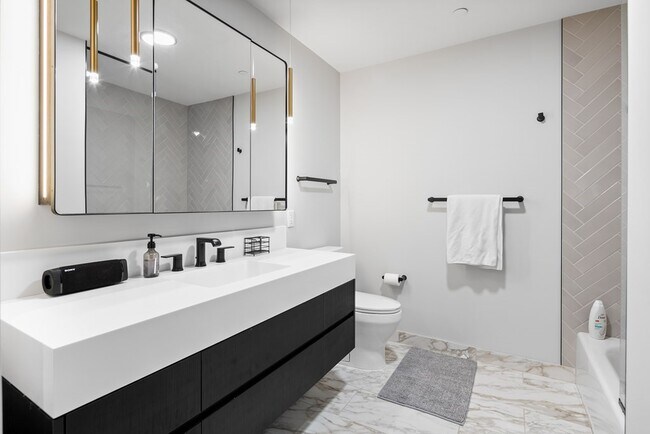 Building Photo - 55 Lagrange St