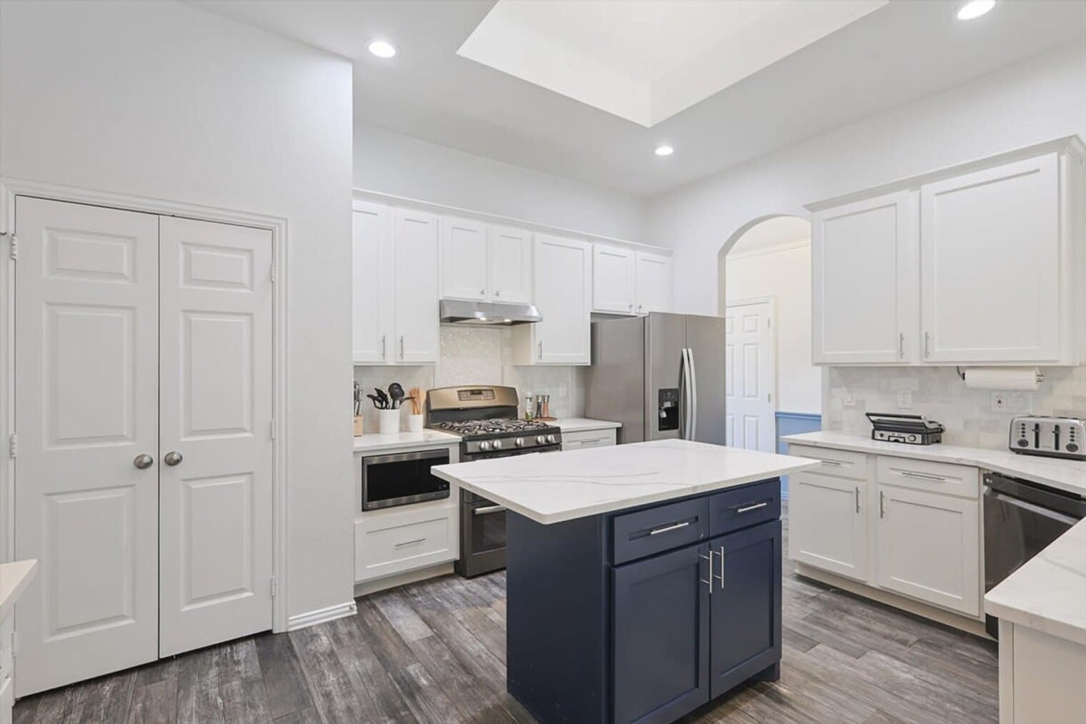 Building Photo - 2402 Blue Holly Dr