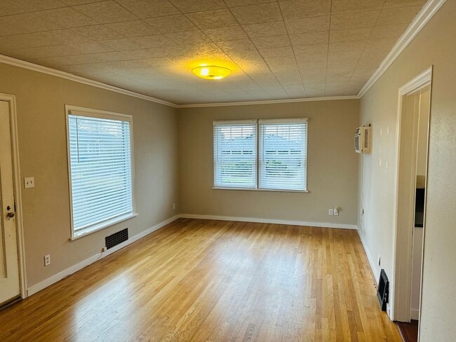 Building Photo - Charming Downtown Vancouver Bungalow