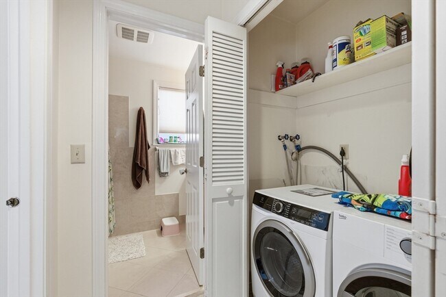 Building Photo - 5 Meadowbrook Rd