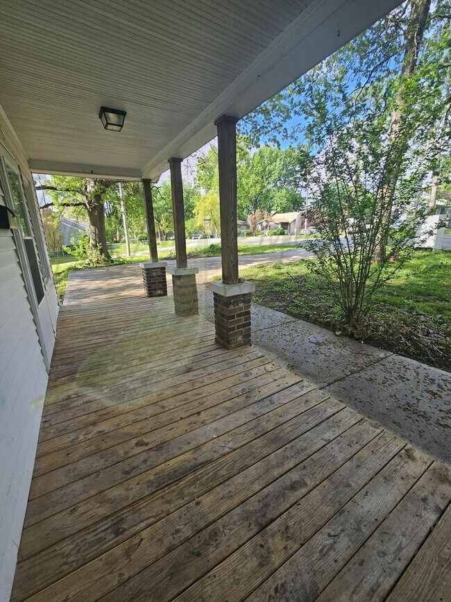 Building Photo - 303 N Huttig Ave