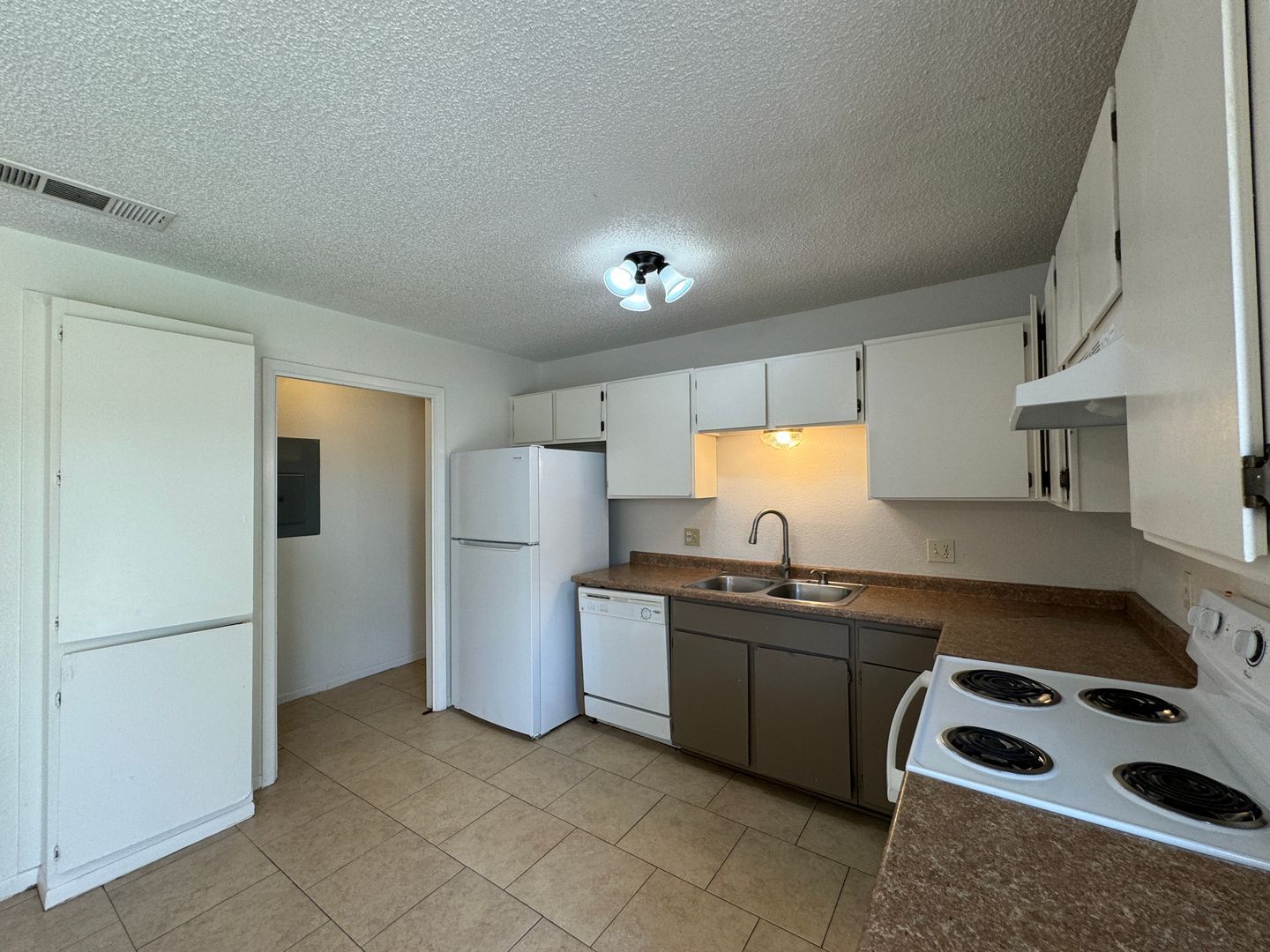Building Photo - 2515 Bermuda Dr