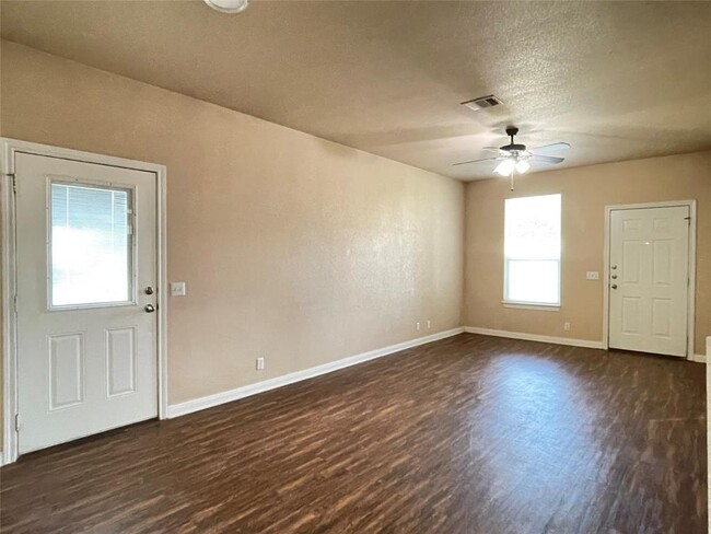 Building Photo - 1375 Loop 332