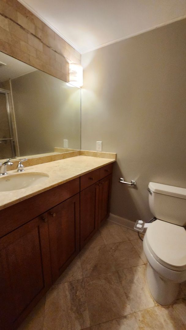 Building Photo - Spacious Midtown Condo with 2 Bedrooms, 2 Balconies & Internet Included!