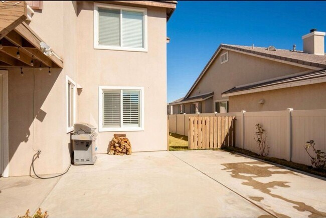 Building Photo - Spacious 5BR House in Palmdale