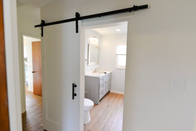 Building Photo - Single Family Home-Prime Location! Washer/...