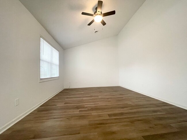 Building Photo - 209 Oakwood Ln