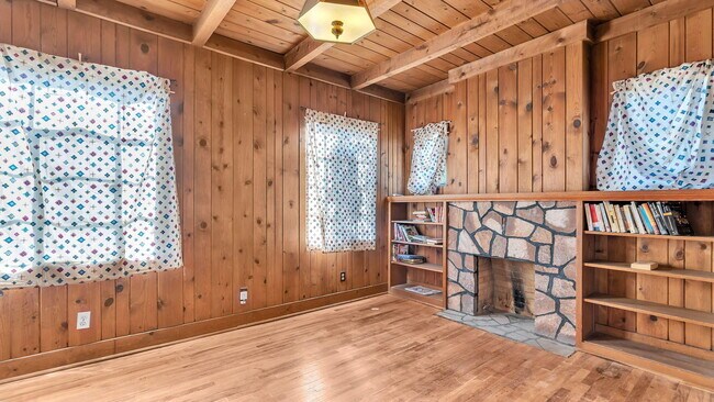 Building Photo - 205 Harvard Dr SE