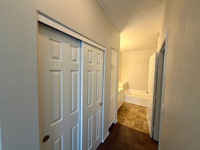 Building Photo - 2291 W Horizon Ridge Pkwy