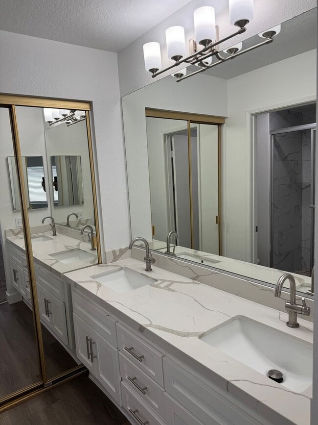 Building Photo - Condo with Amazing Lake View!