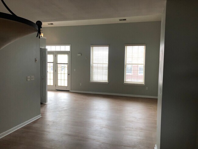 Building Photo - 1112 Fountain View Cir