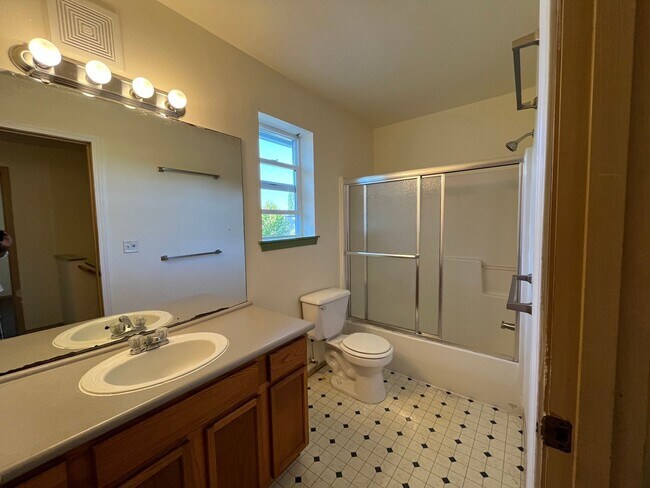 Building Photo - Three Bedroom Townhouse Style Unit