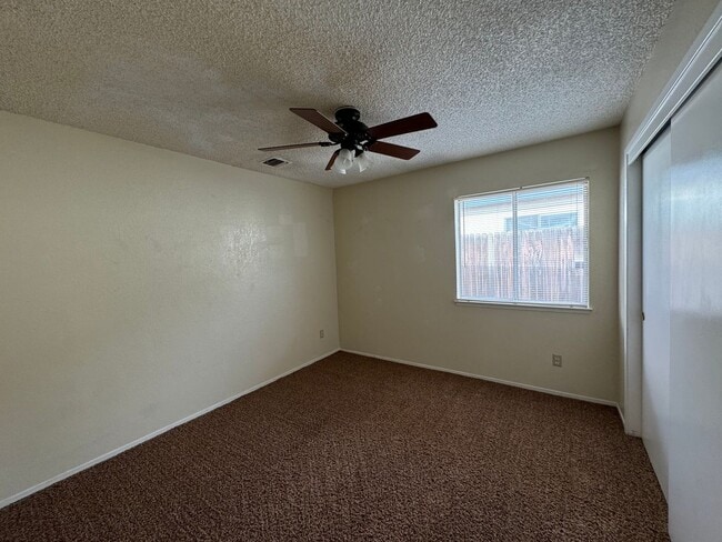 Building Photo - Spacious three bedroom home!