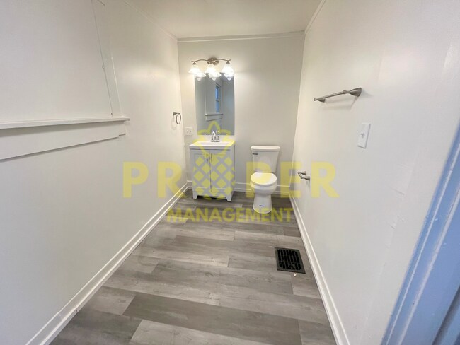 Building Photo - 3 bedrooms 1.5 bathrooms house for rent