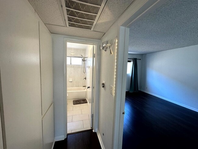 Building Photo - Spacious Upper level 1 bed -1 bath with parking and pool in Encino