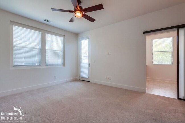 Building Photo - Modern 3Bdm 2.5Ba Townhome in the Heart of...