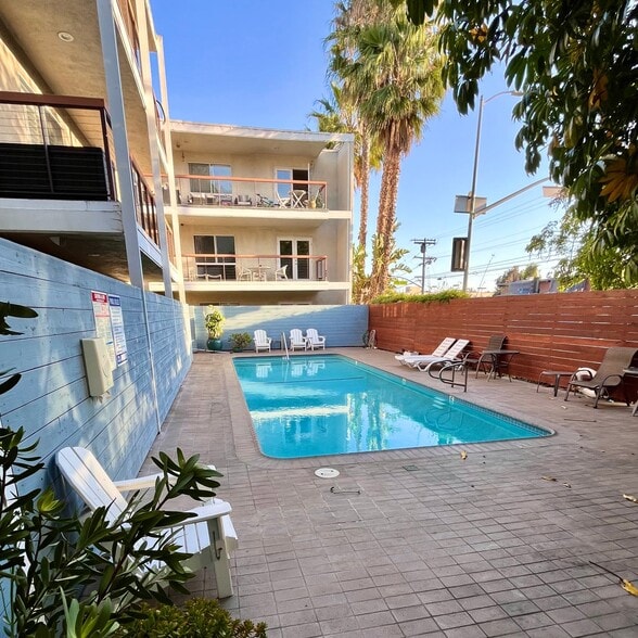 Building Photo - 330 S Barrington Ave