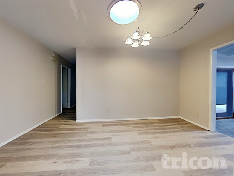 Building Photo - 1045 Crown Dr