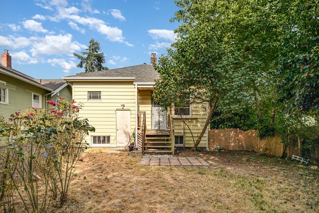 Building Photo - 2Bd/1Ba Seattle Home