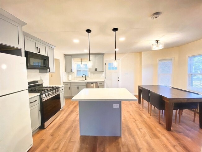 Building Photo - 143 Shore Dr