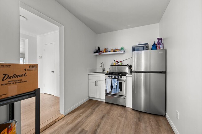 Building Photo - 2 kitchens + no back house!