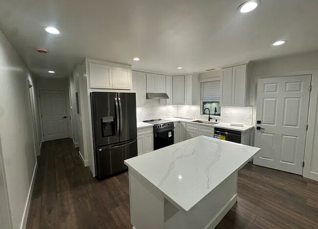 Building Photo - Beautiful Hayward 3/1!  Please read entire ad for viewings