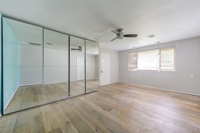 Building Photo - 5019 Oak Forest Dr