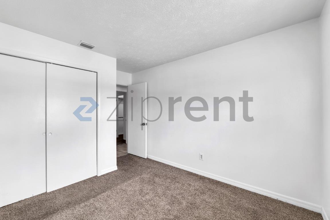 Building Photo - Unit