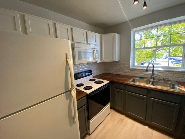 Building Photo - 2 Bedroom Townhome Near Buckley Air Force Base