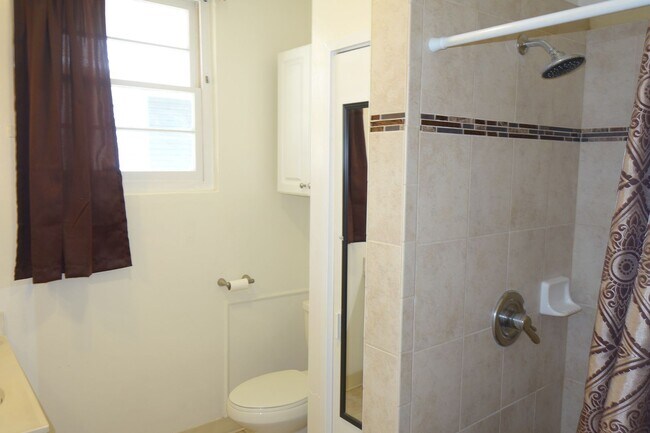Building Photo - Spacious 3 BD / 3 BA House Minutes from Fa...