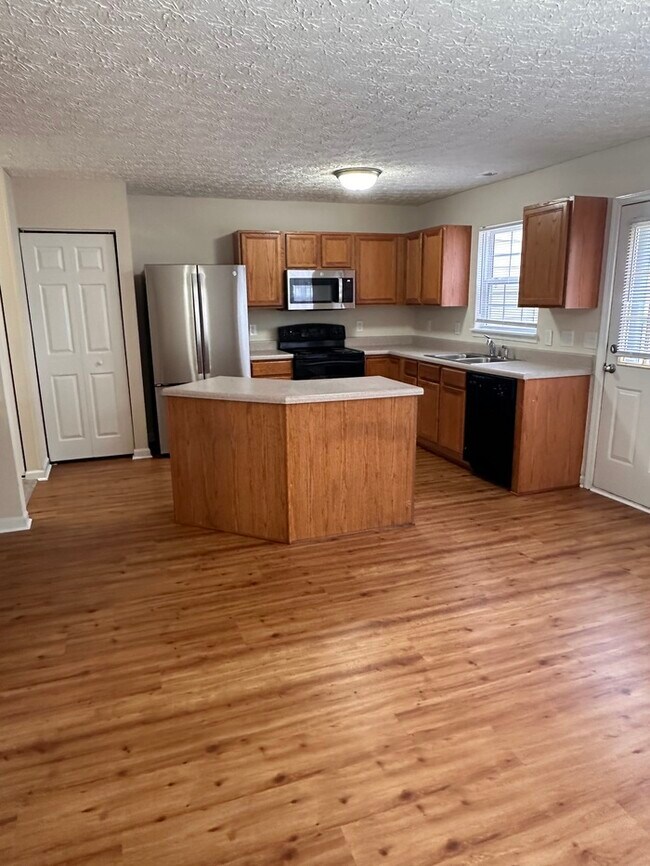 Building Photo - Great space in this 3 bedroom 2 and 1/2 bath end unit Townhome!