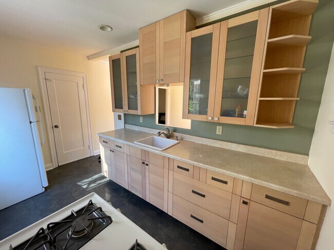 New kitchen. - 517 Benton St