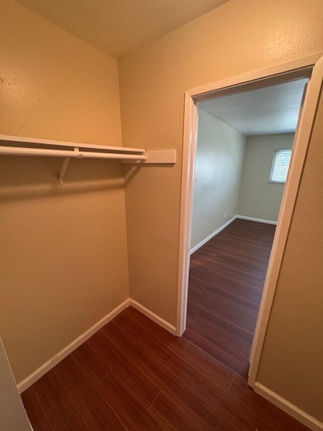 Building Photo - Long Beach 2 bed 1.5 Bath Condo - Pool, Laundry, & Parking included!