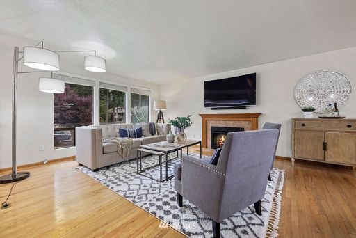 Building Photo - **Free July Rent** Oversized 4 Bedroom 3 B...
