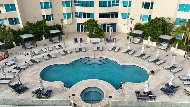 Building Photo - 300 South Pointe Dr