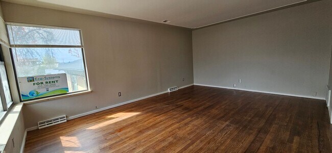 Building Photo - 1134-1138 N Akron St