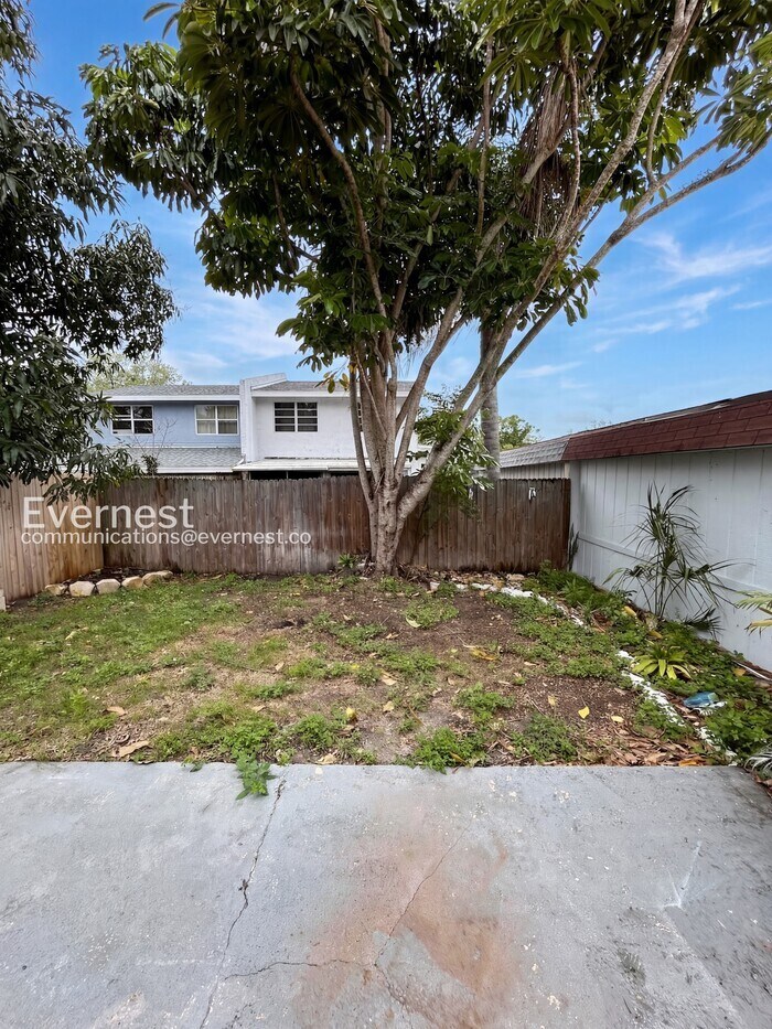 Building Photo - 2070 Loma Linda Way N