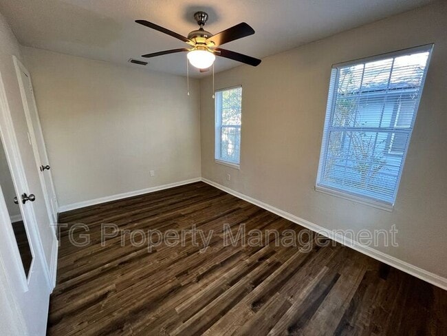 Building Photo - 4550 Crescent St