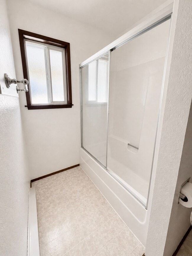 Building Photo - Large 3 Bed 1.5 Bath with large Garage Located in Cosmopolis