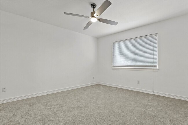 Building Photo - 545 Oak Hill Dr