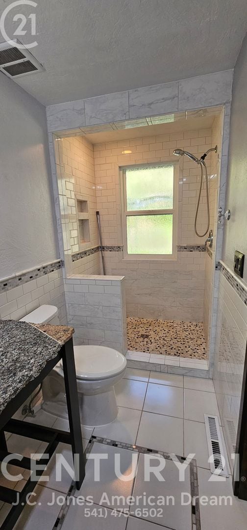 Building Photo - Single Family Home in NE Grants Pass with RV Parking