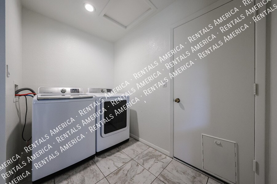 Building Photo - 710 W Alamo Dr