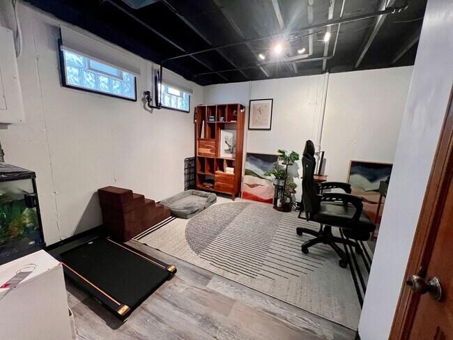 Building Photo - 3 bed 2.5 bath Located in the Heart of The Hill