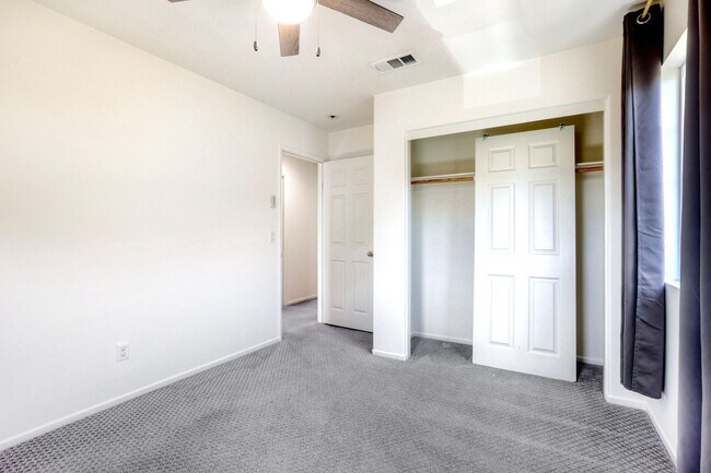 Building Photo - Fallbrook Two Weeks FREE Beautiful Horse Creek Ridge Spacious 3 Bed / 2.5 Bath Home with Solar