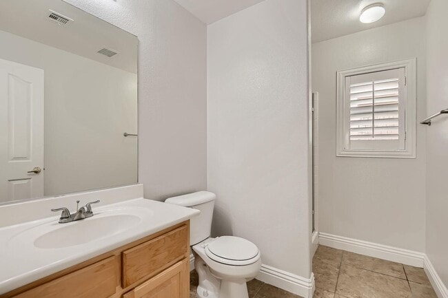 Building Photo - 5 Bedroom in Silverado Ranch!