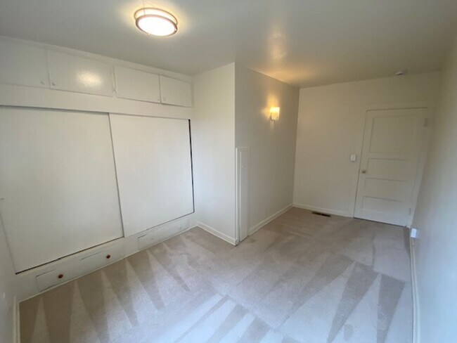 Building Photo - 17 Mile Drive Cottage!