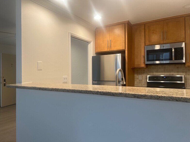 Building Photo - 811 York St