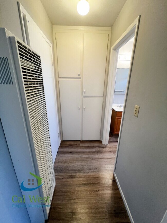 Building Photo - $1995 - Cozy 1/1 located near the Rose Garden