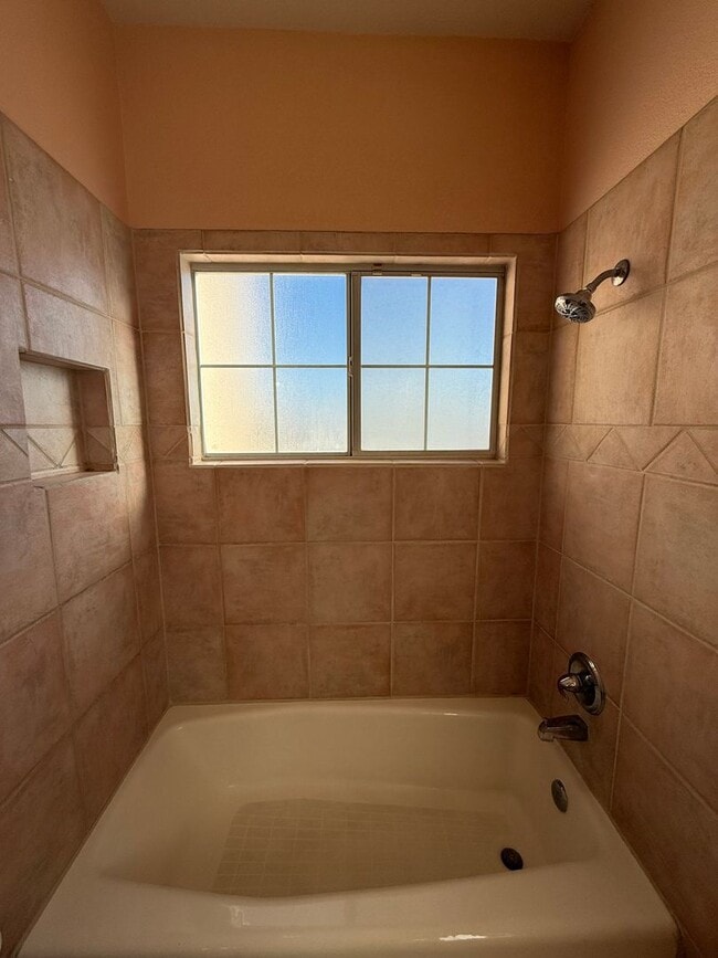 Building Photo - Beautiful 3 Bedroom/2.5 Bathroom Home Located off Roadrunner